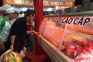 Tặng xúc xích, giảm giá 49%... để dụ khách mua hàng 