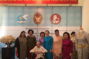 Tặng trang phục do hoàng hậu thiết kế cho bảo tàng