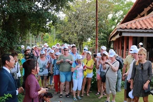 Đoàn du khách Ba Lan trong chương trình "trải nghiệm Tết Việt" do công ty du lịch Fiditour tổ chức 2018. Ảnh: Tú Uyên