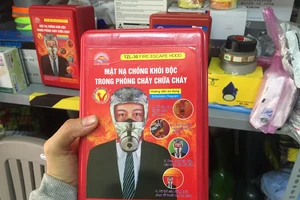 Cận cảnh: Đổ xô đi mua mặt nạ chống độc, thang dây