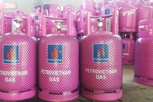 Giá gas tháng 5 bất ngờ tăng mạnh 10.000 đồng/bình