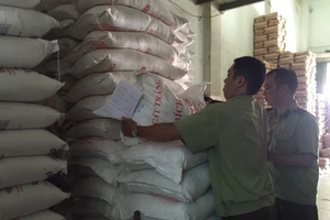 Bất lực với hàng giả thương hiệu nổi tiếng tung hoành ở chợ? 