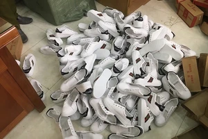 Phát hiện 1.080 đôi giày Gucci, Converse không chứng từ