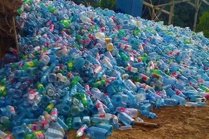 Ai cũng thích hàng hiệu, nhưng nghèo phải mua hàng Trung Quốc?