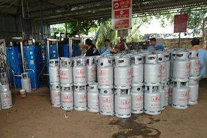 Giá gas lại leo thang, vọt lên trên 374.000 đồng/bình 