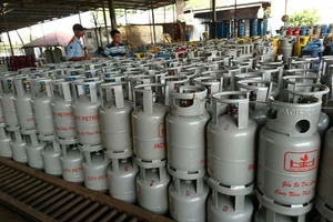 Giá gas tháng 10 tăng thêm 12.000 đồng/bình 12 kg