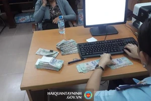 Phát hiện 1 người Trung Quốc mang tiền trái phép 