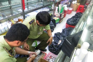 Ăn gian chất lượng bình ắc quy, biến đất sét thành phân bón 