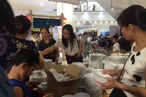 Gốm sứ Minh Long giá rẻ bèo, khách ùn ùn đi mua