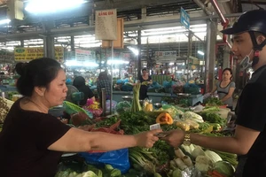Nông sản về chợ TP.HCM đột ngột giảm mạnh do mưa bão