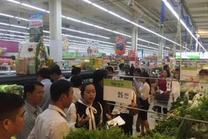 Nông dân mang tôm khô, nấm... đến siêu thị chào hàng