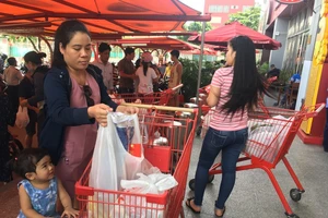 Giỏ quà, lẩu, thực phẩm tươi sống... 'cháy hàng' dịp Tết tây 