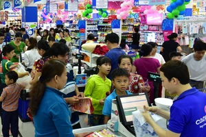 Cao điểm mua sắm Tết: Giá nhiều mặt hàng 'nhảy múa'