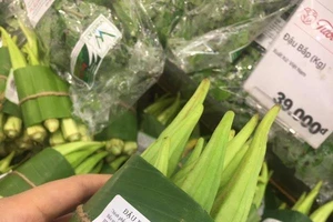 Siêu thị đua nhau gói rau củ bằng lá chuối