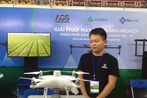 Máy bay phun thuốc xuất hiện tại hội chợ ở TP.HCM