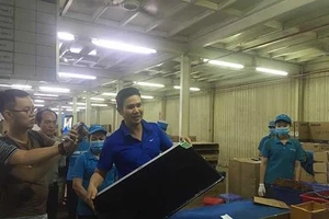 Những ngày qua, lùm xùm vụ Asanzo nhập linh kiện rồi xé nhãn Trung Quốc, lột tem và dán tem nhãn “Made in Vietnam” vào để bán khiến dư luận bức xúc. Trong ảnh: Ông Phạm Văn Tam, Tổng giám đốc Asanzo, nói về quy trình lắp ráp tivi. Ảnh: TÚ UYÊN