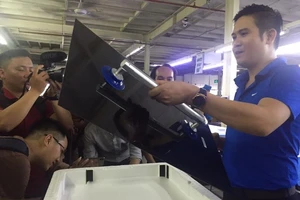 2 ông lớn quyết định đổi tivi Asanzo cho khách hàng 