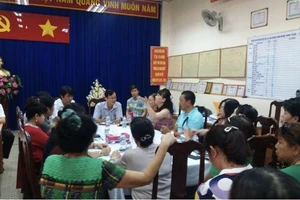 Ban quản lí trả lời thắc mắc của tiểu thương An Đông