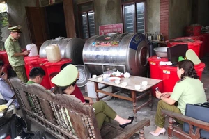 Phát hiện 2 cơ sở sản xuất rượu thủ công trốn thuế