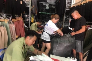 'Đột kích' hàng chục cơ sở kinh doanh thời trang
