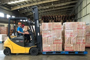 Một lô hàng bánh Trung thu Việt Nam đang sang Mỹ 