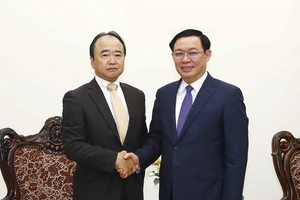 Phó Thủ tướng Vương Đình Huệ tiếp Chủ tịch kiêm Tổng Giám đốc Công ty dịch vụ tài chính AEON Kenji Kawahara. Ảnh: VGP
