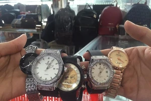 'Đột kích' Sài Gòn Square, phát hiện cả ngàn mặt hàng dỏm