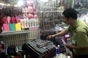 Đau đầu với hàng 'dối trá' ở chợ Bến Thành, Sài Gòn Square