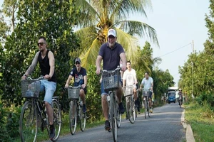 Khách du lịch quốc tế đến Cần Thơ để 'mò cua, bắt ốc'