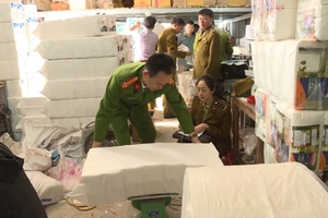 Phát hiện xưởng giấy ăn nghi giả hiệu Việt Nam Airline