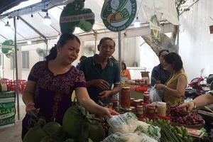 Hàng trăm món ăn độc đáo hội tụ tại phiên chợ Quà Việt 2020