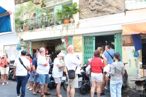 Đoàn khách Ba Lan trải nghiệm tour 'Biệt động Sài Gòn'