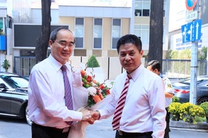 Bí thư Nguyễn Thiện Nhân chúc tết Công ty Du lịch Vietravel 