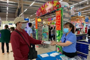 Siêu thị tăng tốc bán nước rửa tay, khẩu trang 