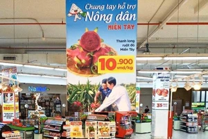 Siêu thị bắt đầu giải cứu thanh long, dưa hấu bị ứ do Corona