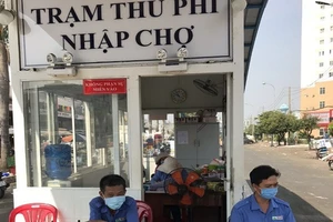 Tiểu thương đồng loạt đeo khẩu trang phòng Corona