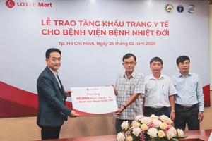 Tặng 30.000 khẩu trang y tế cho BV Bệnh nhiệt đới