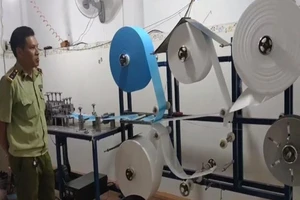 Bắt quả tang cơ sở sản xuất khẩu trang không phép