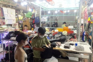 Kiểm tra đột xuất Saigon Square, nhiều sạp đóng cửa