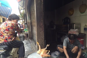 Giá xăng giảm nhưng giá hàng hóa chưa giảm ngay 