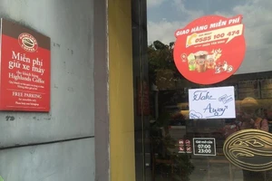 Hàng loạt cửa hàng thông báo 'tạm nghỉ, chỉ bán mang về'