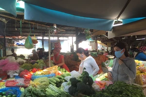 Ngày đầu cách ly toàn xã hội: Hàng hóa đầy ắp chợ, siêu thị