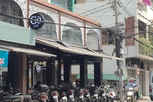 Ngày đầu nới lỏng giãn cách, quán cà phê đông khách