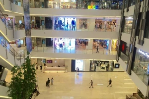 Trung tâm thương mại nơi vắng vẻ chỗ đông người
