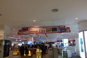 Cận cảnh trung tâm thương mại vắng khách 