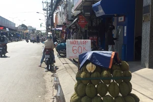 Sầu riêng đổ về TP.HCM, giá giảm mạnh 50%