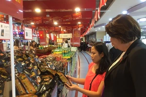 Mời Youtuber nổi tiếng Singapore tiếp thị hàng Việt