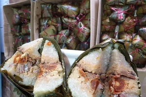 Tết Đoan Ngọ: Giá nhiều loại bánh dân gian tăng vọt