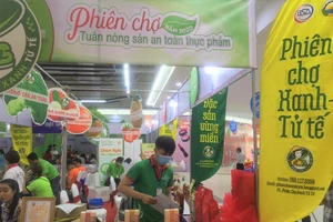 Mãng cầu giá gần 300.000 đồng/kg tại phiên chợ nông sản