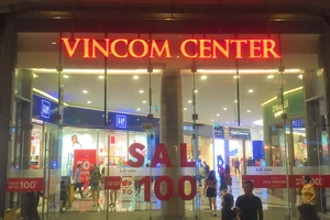 Hàng hiệu tưng bừng khuyến mãi, giảm giá đến 70% 